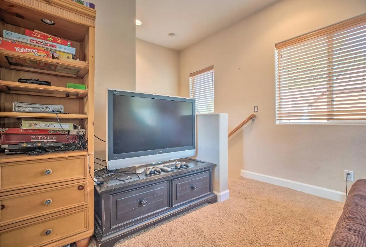 Mammoth Lakes Townhome - 10-Min Walk To Village!